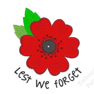 Può includere: Un fiore di papavero rosso ricamato con un centro nero e due foglie verdi posizionate dietro. Sotto il fiore, il testo "Lest We FORGET" è cucito con filo nero. Il design presenta un motivo a punto strutturato su tutta la superficie.