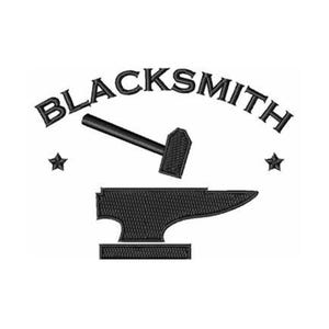 Könnte beinhalten: Schmied-Logo mit dem Wort "BLACKSMITH" über einem Hammer und Amboss. Der Hammer ist abgewinkelt und der Amboss ist darunter zentriert. Zwei Sterne flankieren den Amboss. Das Design ist in Schwarz auf weißem Hintergrund.