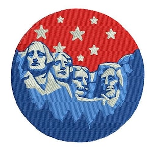 Puede incluir: Parche bordado circular que representa el Monte Rushmore. El diseño presenta el monumento en azul y blanco, sobre un cielo rojo con estrellas blancas. El parche es circular.