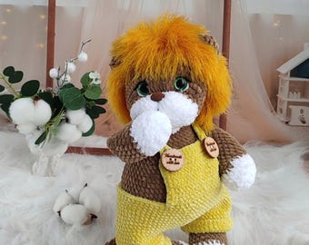 Amigurumi lion crochet pattern. Lion cub with clothes