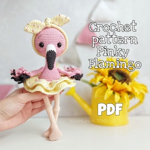 Puede incluir: Muñeca de flamenco de ganchillo en rosa, amarillo y negro. El flamenco tiene un lazo y un tutú. El texto "Crochet pattern Pinky Flamingo PDF" es visible. Hecho a mano.