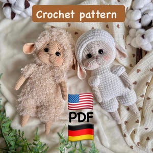 Può includere: Due bambole a forma di pecora realizzate a mano all'uncinetto, una in beige chiaro con filato testurizzato e una in bianco con filato liscio, entrambe con occhi neri e guance rosa. L'immagine include il testo "Crochet pattern", una bandiera USA, "PDF" e una bandiera tedesca.