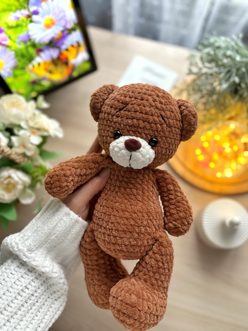 Puede incluir: Un oso de peluche marr&oacute;n hecho a mano con hocico blanco y ojos oscuros. El juguete de peluche est&aacute; hecho de un material suave y texturizado y tiene un dise&ntilde;o cl&aacute;sico de oso de peluche. El oso mide aproximadamente 20 cm de alto, perfecto para un juguete infantil o decoraci&oacute;n de guarder&iacute;a.