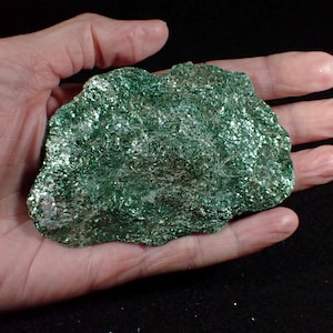 Fuchsite brillant du Brésil. Mica. Brut. Rugueux. Vert. moscovite.