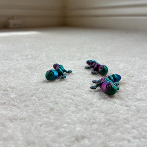 Puede incluir: Un letrero de madera rústica con el texto "Welcome to our home" en letras blancas. El letrero presenta un acabado envejecido y un diseño simple y acogedor, ideal para un porche o entrada.