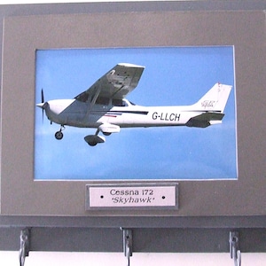 Wall Mounted Keychain Rack with a 4&quot;X6&quot; print of a Cessna 172 Skyhawk aircraft.