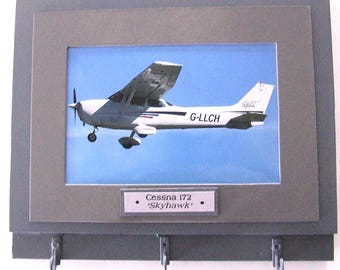 Wall Mounted Keychain Rack with a 4"X6" print of a Cessna 172 Skyhawk aircraft.