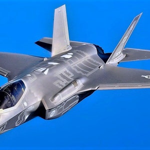 Impression encadrée 4 x 6 po. d&#39;un Lockheed Martin F-35 « Lightning II ». À accrocher au mur ou à poser sur une étagère ou un bureau.
