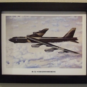 14 1/2&quot; X 18 1/2&quot; Impresión de arte enmarcada en negro (tamaño de imagen de 12&quot; X 16&quot;) de un Boeing B-52 Stratofortress sobre las arenas de Irak durante la Tormenta del Desierto.