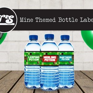 Op de afbeelding: Drie doorzichtige plastic waterflessen met groene, rode en zwarte etiketten waarop "Leaping Potion", "Healing Potion" en "Swiftness Potion" staat. De etiketten hebben een Minecraft-thema.