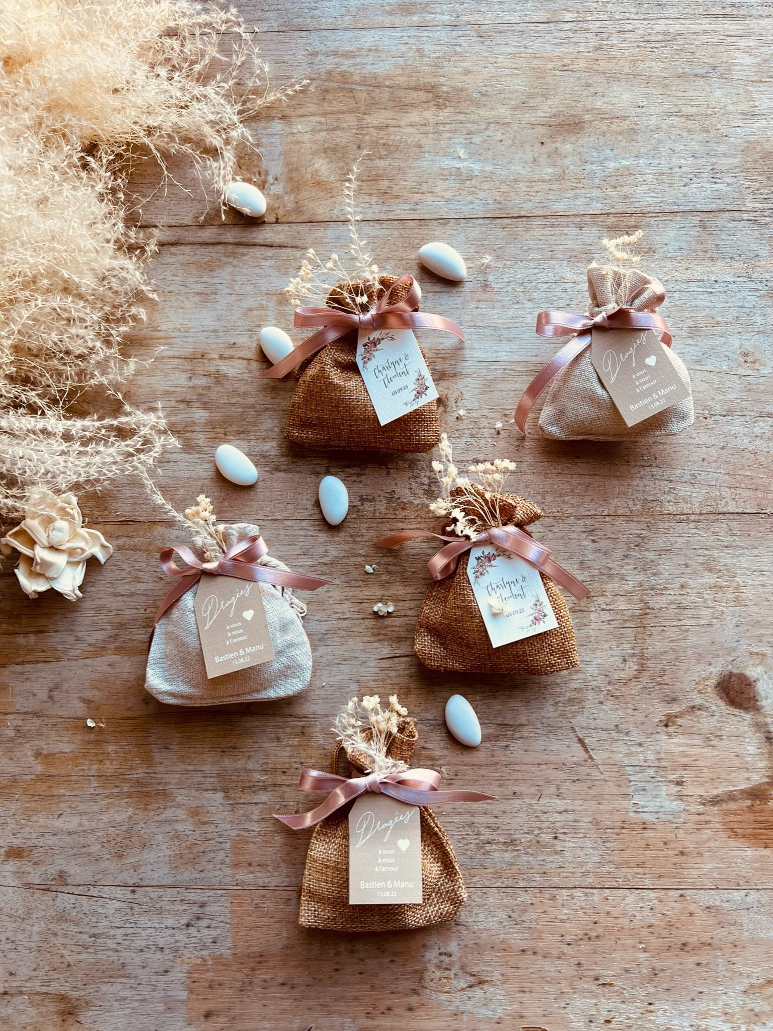 Sachet à dragées personnalisé avec fleurs séchées pour mariage