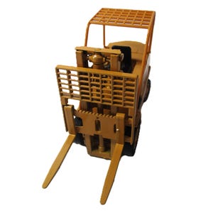 Może przedstawiać: Zabawkowa w&oacute;zek widłowy w odcieniu ż&oacute;łto-pomarańczowym. W&oacute;zek widłowy posiada klatkę ochronną i parę długich, r&oacute;wnoległych wideł wystających z przodu. Projekt obejmuje siedzenie kierowcy i kierownicę.