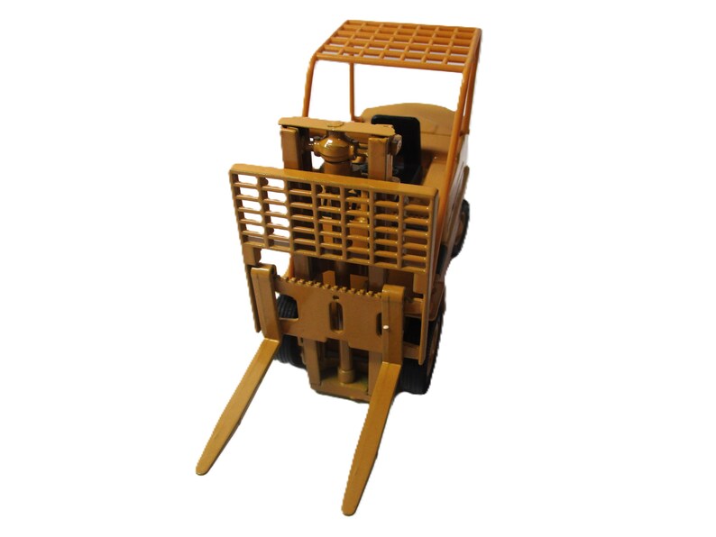 Może przedstawiać: Zabawkowa w&oacute;zek widłowy w odcieniu ż&oacute;łto-pomarańczowym. W&oacute;zek widłowy posiada klatkę ochronną i parę długich, r&oacute;wnoległych wideł wystających z przodu. Projekt obejmuje siedzenie kierowcy i kierownicę.
