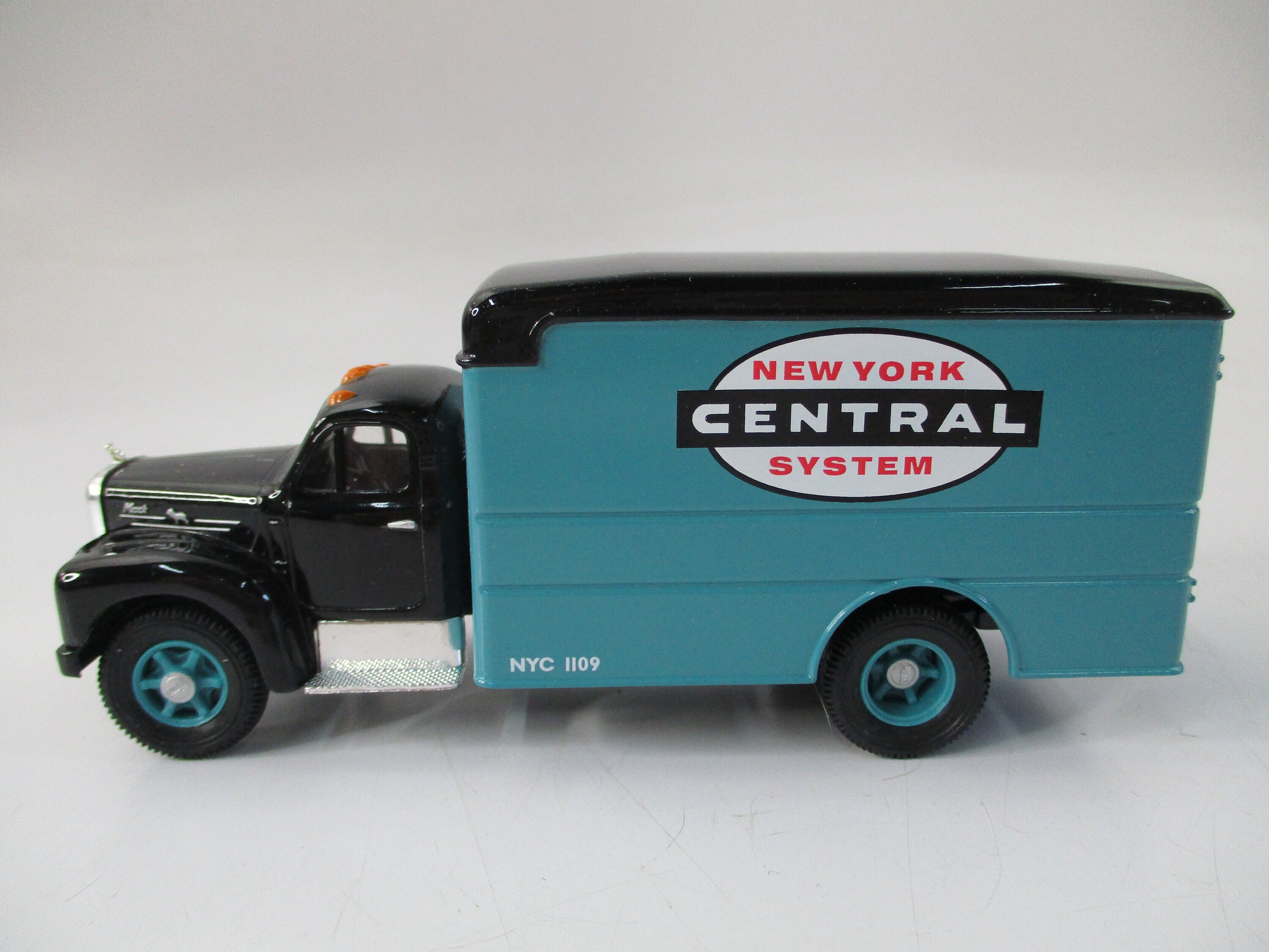 Corgi Classics 1996 Fallen Flags New York Mack B Series Van