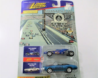 Voiture Miniature Johnny Lightning - Oldsmobile 442 Pace Car Indy 500 1970 - Échelle 1:64 - Jaune - Diecast
