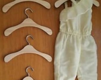 Lot of 5 wooden hangers for dolls, Little Darling, Les Chéries, Corolle, Paola Reina Amigas, Hazel Village, Ruby Red, Fashion Friends, Heart 4 Heart, Gorjuss