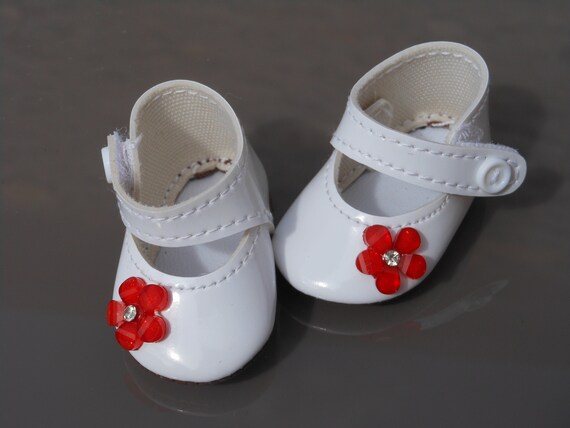 Witte lakschoen met rode bloem, Paola Reina Amigas pop, Les