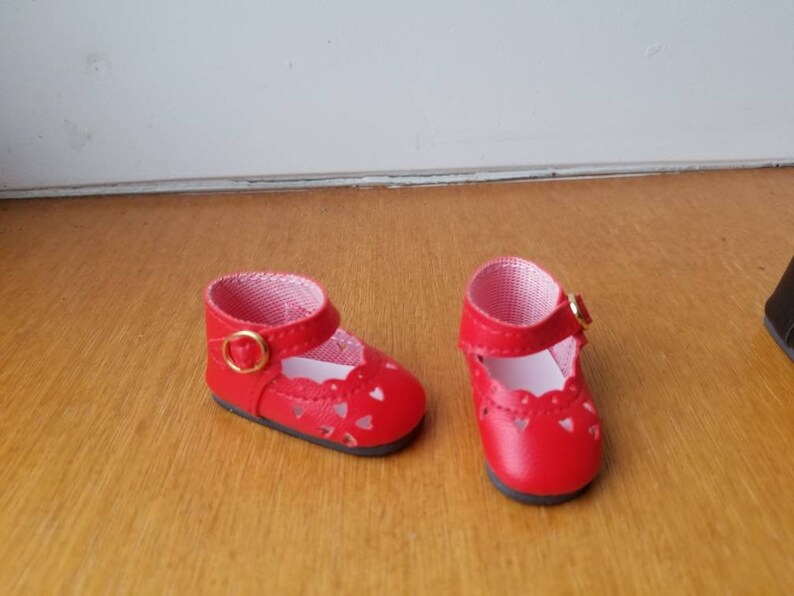 Chaussures barbies ajourées cœurs rouge poupée little darling image 1