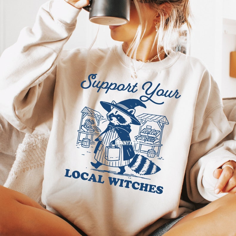 Unterstützen Sie Ihre lokalen Hexen SVG PNG-Dateien, lustige Hexe Waschbär Halloween, sarkastisches Retro Halloween, lustige Hexe PNG, gruselige Hexe, Aufkleber Bild 3