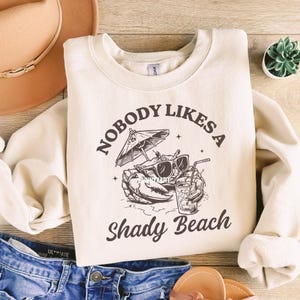 Ingen gillar en skuggig strand SVG PNG, Retro sommarstrand, Rolig krabba PNG, Strandälskare T-shirtdesign, Semester PNG, Strandvibbar, Sommarvibbar bild 3