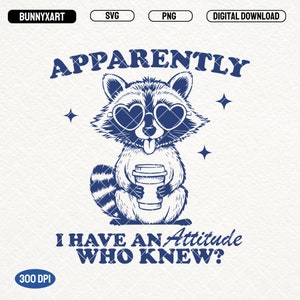 Pode incluir: Uma ilustração azul de um guaxinim usando óculos de sol em forma de coração e segurando uma xícara de café. O texto "APPARENTLY I HAVE AN Attitude WHO KNEW?" está abaixo do guaxinim.