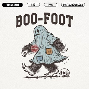 Peut inclure: Graphique numérique téléchargeable représentant une créature fantomatique avec des poils hirsutes et un crâne. La créature porte un drap bleu clair avec des patchs et le texte "BOO-FOOT" au-dessus. L'image comprend le texte "SVG", "PNG" et "TÉLÉCHARGEMENT NUMÉRIQUE".