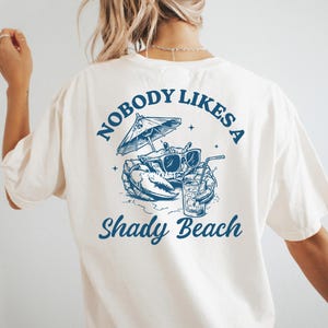 Ingen gillar en skuggig strand SVG PNG, Retro sommarstrand, Rolig krabba PNG, Strandälskare T-shirtdesign, Semester PNG, Strandvibbar, Sommarvibbar bild 5