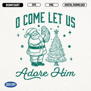 Pode incluir: Gr&aacute;fico digital para download com uma ilustra&ccedil;&atilde;o verde do Papai Noel segurando um beb&ecirc;, com uma &aacute;rvore de Natal e estrelas. O texto diz "O Come Let Us Adore Him". Inclui formatos de arquivo SVG e PNG.