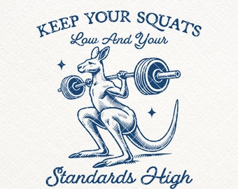 Puede incluir: Una ilustración azul de un canguro levantando una barra con el texto "KEEP YOUR SQUATS LOW AND YOUR STANDARDS HIGH".