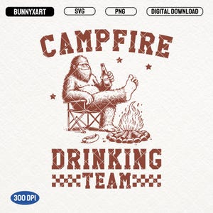 Puede incluir: Dise&ntilde;o gr&aacute;fico marr&oacute;n que muestra a un Bigfoot relaj&aacute;ndose junto a una fogata, sosteniendo una botella de cerveza. El texto "CAMPFIRE DRINKING TEAM" se muestra arriba y abajo de la ilustraci&oacute;n. Incluye "SVG", "PNG" y "DIGITAL DOWNLOAD".