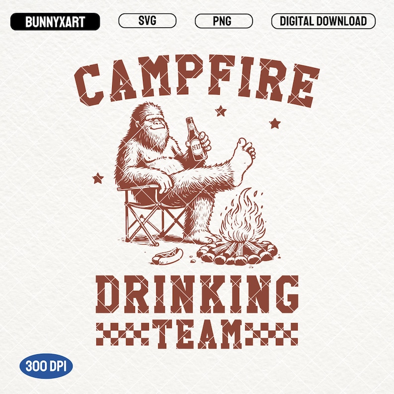 Puede incluir: Dise&ntilde;o gr&aacute;fico marr&oacute;n que muestra a un Bigfoot relaj&aacute;ndose junto a una fogata, sosteniendo una botella de cerveza. El texto "CAMPFIRE DRINKING TEAM" se muestra arriba y abajo de la ilustraci&oacute;n. Incluye "SVG", "PNG" y "DIGITAL DOWNLOAD".