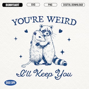 Puede incluir: Una ilustración azul y blanca de un mapache y una zarigüeya abrazándose. El texto "You're Weird I'll Keep You" está debajo de los animales.