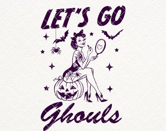 Könnte beinhalten: Ein lila-weißes digitales Download-Grafik mit dem Text "LET'S GO GHOULS". Das Bild zeigt eine Frau, die sich schminkt, während sie auf einem Kürbis sitzt, mit Fledermäusen, Spinnen und Sternen.