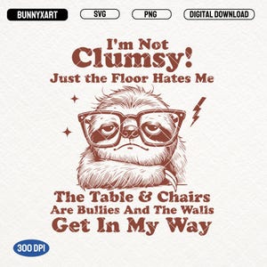 Peut inclure: Un paresseux brun portant des lunettes avec le texte "I'm Not Clumsy! Just the Floor Hates Me" et "The Table & Chairs Are Bullies And The Walls Get In My Way".