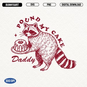 Puede incluir: Una ilustración roja de un mapache sosteniendo un pastel con el texto "Pound My Cake Daddy" alrededor.
