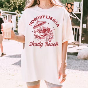 Ingen gillar en skuggig strand SVG PNG, Retro sommarstrand, Rolig krabba PNG, Strandälskare T-shirtdesign, Semester PNG, Strandvibbar, Sommarvibbar bild 4