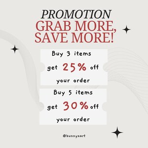 Może przedstawiać: Grafika promocyjna z tekstem "PROMOTION GRAB MORE, SAVE MORE!" w kolorze bordowym. Oferuje 25% zniżki przy zakupie 3 przedmiot&oacute;w i 30% zniżki przy zakupie 5 przedmiot&oacute;w. Grafika zawiera gwiazdki i logo @bunnyxart.