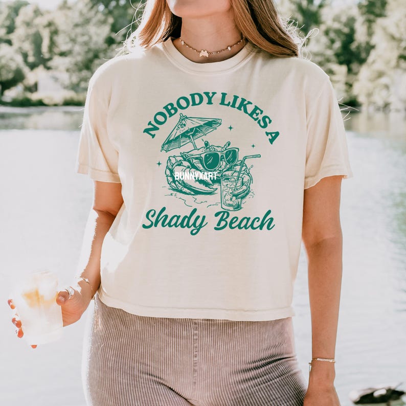 Ingen gillar en skuggig strand SVG PNG, Retro sommarstrand, Rolig krabba PNG, Strandälskare T-shirtdesign, Semester PNG, Strandvibbar, Sommarvibbar bild 6