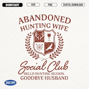 Op de afbeelding: Een bruin grafisch ontwerp met de tekst "Abandoned Hunting Wife Social Club Hello Hunting Season Goodbye Husband" en een wapenschild met een hert, een wijnglas, een doelwit en een vogel.