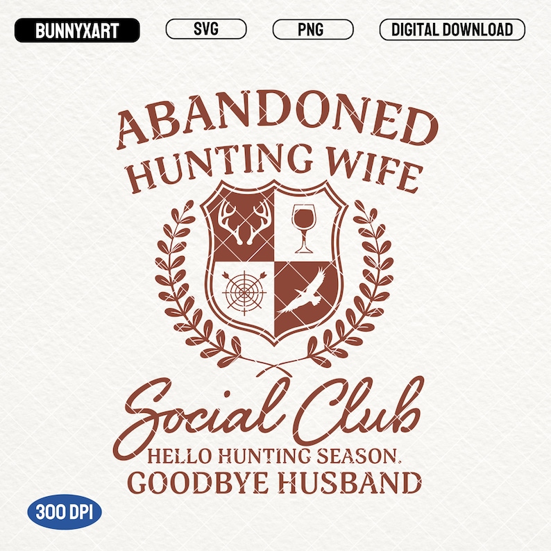Op de afbeelding: Een bruin grafisch ontwerp met de tekst "Abandoned Hunting Wife Social Club Hello Hunting Season Goodbye Husband" en een wapenschild met een hert, een wijnglas, een doelwit en een vogel.