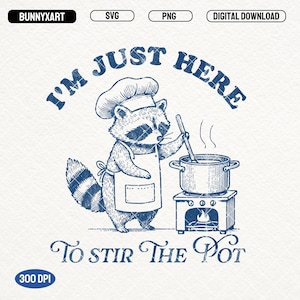 Puede incluir: Una ilustración azul y blanca de un mapache con un gorro de cocinero y un delantal, revolviendo una olla en una estufa. El texto "I'm just here to stir the pot" está escrito alrededor del mapache.