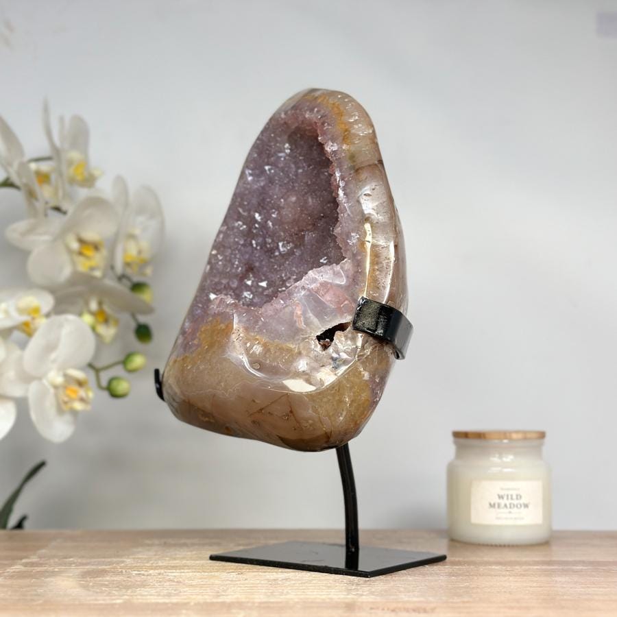 ピンクトーンのシュガークリスタルをあしらった美しいアメジスト