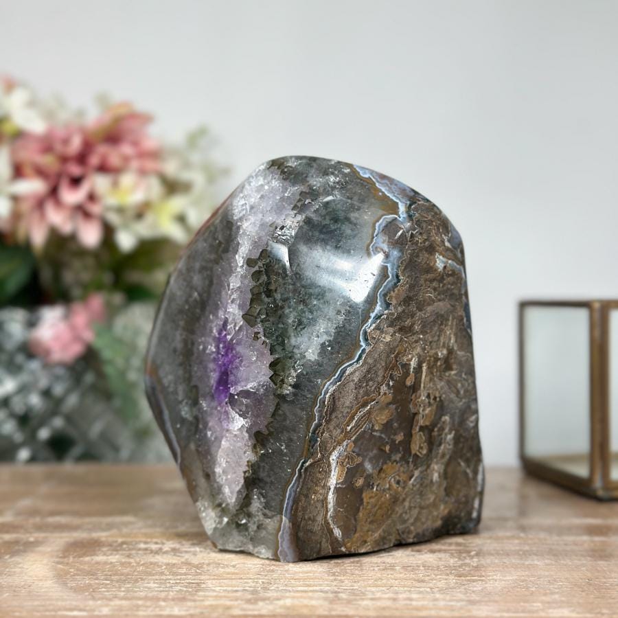 方解石結晶構造を持つ美しい天然アメジストジオード、自立型アメジスト