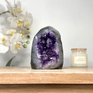 Deep purple Natural Amethyst Cathedral Geode with Large Crystals, Self Standing Amethyst, 5,1 in Tall Amethyst Stone | CBP1106