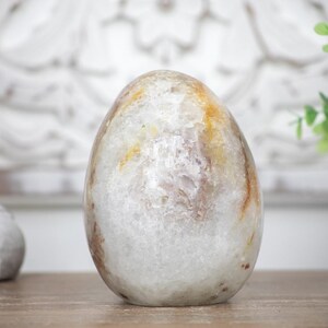Beautiful Natural Quartz Stone Egg Carving, Stone Egg, Egg-Shaped Stone, STE0063