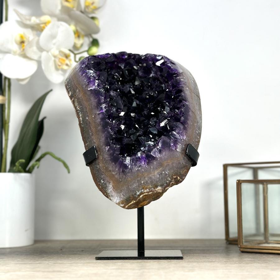 ディスプレイスタンド付きアメジストジオード - 天然瑪瑙の縁取りが