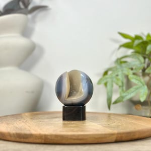 縞瑪瑙と水晶のドゥルージー球状ジオード - SPH0210