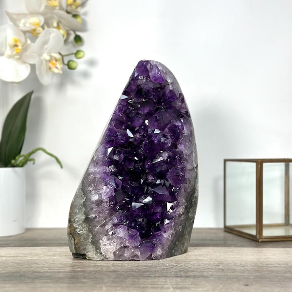 Amethyst Crystal Geode with Large Crystals from Uruguay, Self Standing Amethyst, 9,1 in Tall Amethyst Stone | CBP1239