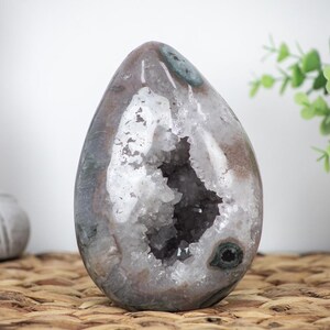 Stunning Quartz and Jasper Natural Stone Egg Carving, Stone Egg, Egg-Shaped Stone, STE0043