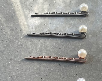 Stunning pearl hair slides. You will receive 2 hair slides, in gold or silver.